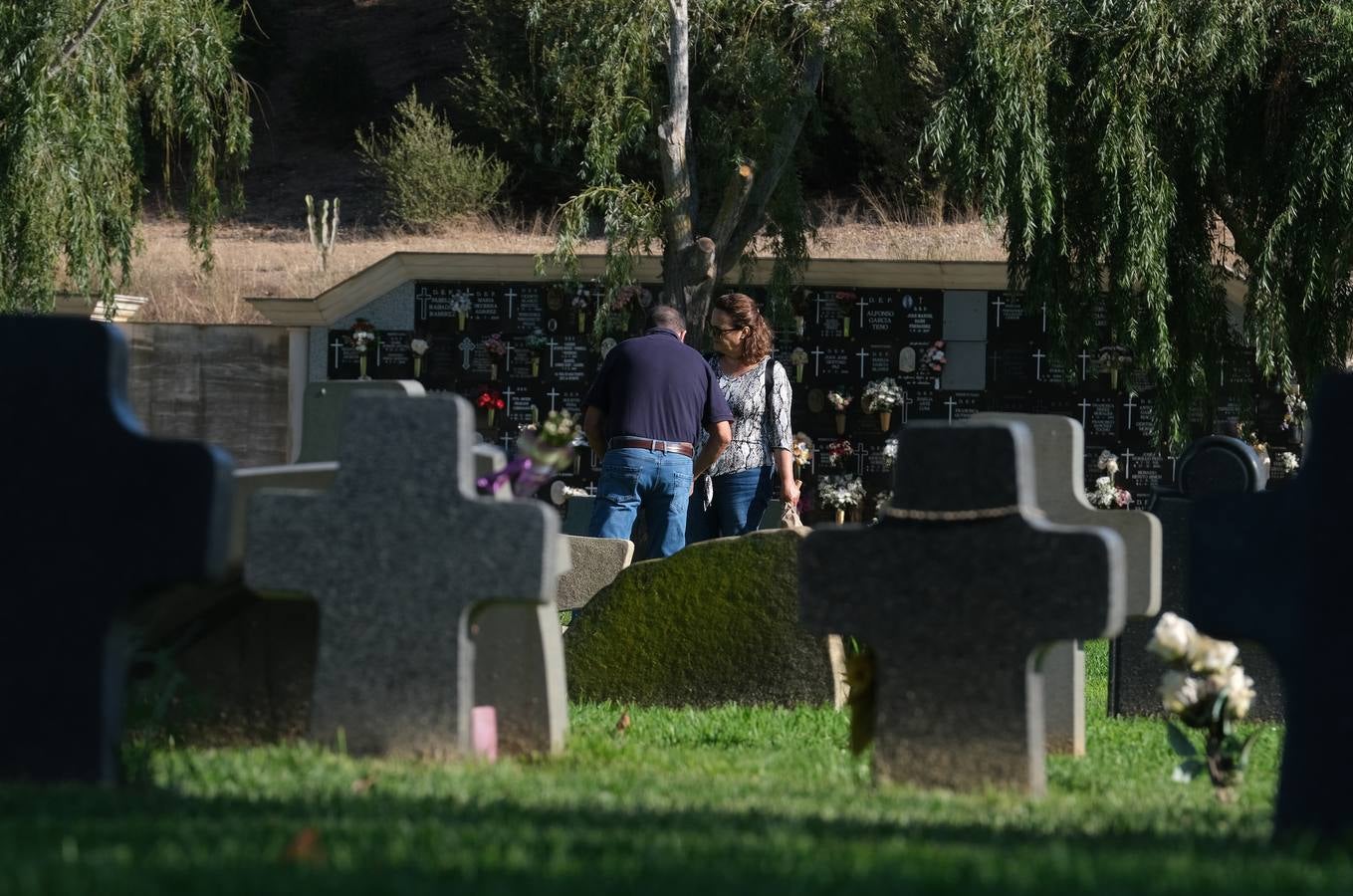 Fotos: Los gaditanos acuden a los cementerios de la provincia para recordar a sus familiares difuntos