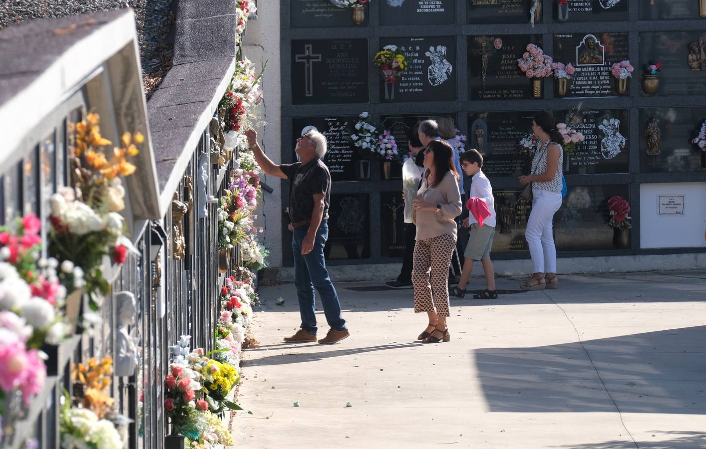 Fotos: Los gaditanos acuden a los cementerios de la provincia para recordar a sus familiares difuntos