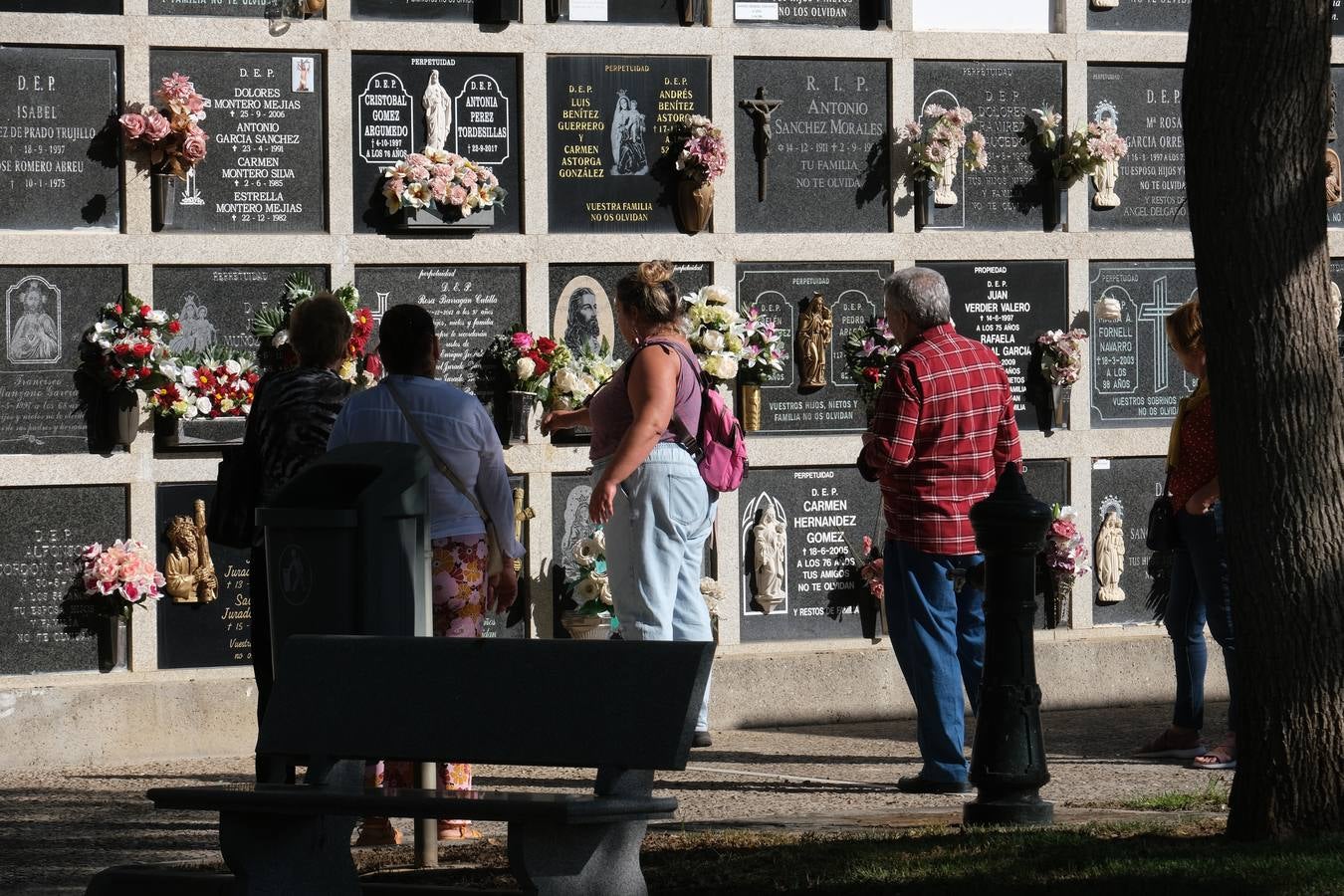 Fotos: Los gaditanos acuden a los cementerios de la provincia para recordar a sus familiares difuntos
