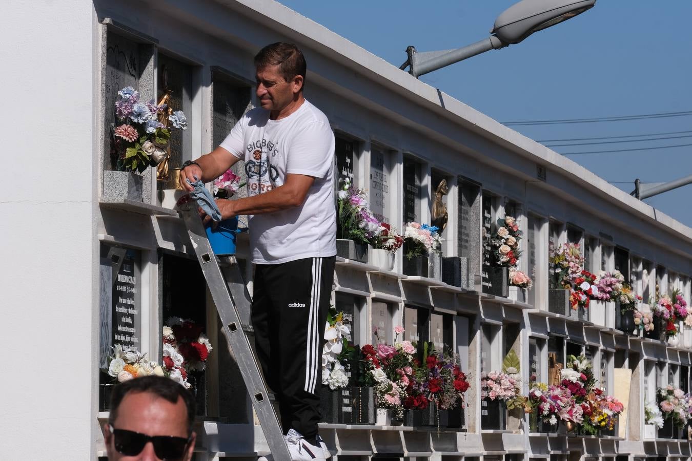 Fotos: Los gaditanos acuden a los cementerios de la provincia para recordar a sus familiares difuntos