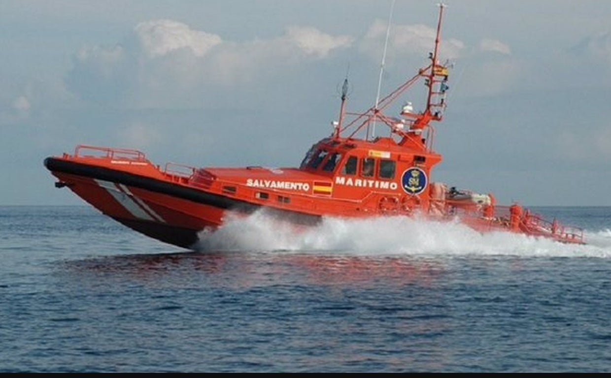 Rescatados cuatro hombres y dos menores que trataban de llegar en patera y piragua a la costa de Cádiz