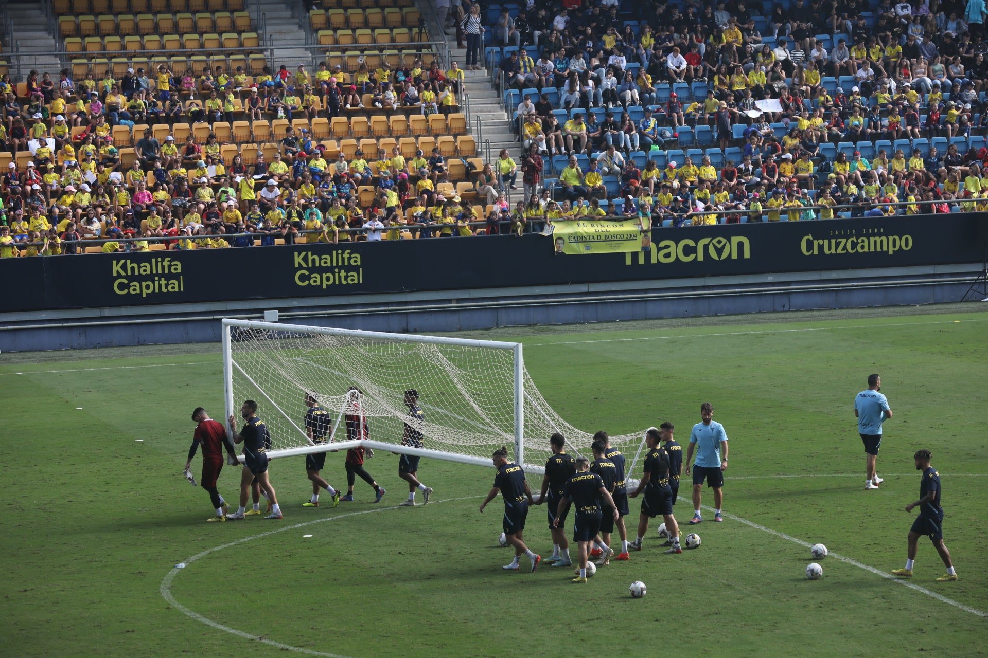 Fotos: la ilusión de los niños llena el Estadio del Cádiz CF