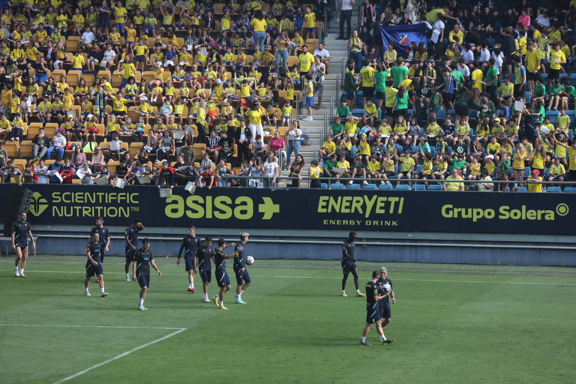 Fotos: la ilusión de los niños llena el Estadio del Cádiz CF