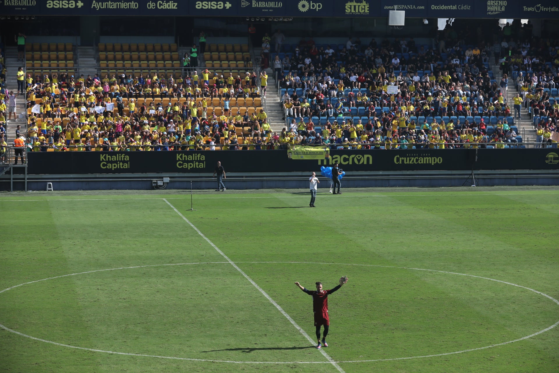 Fotos: la ilusión de los niños llena el Estadio del Cádiz CF