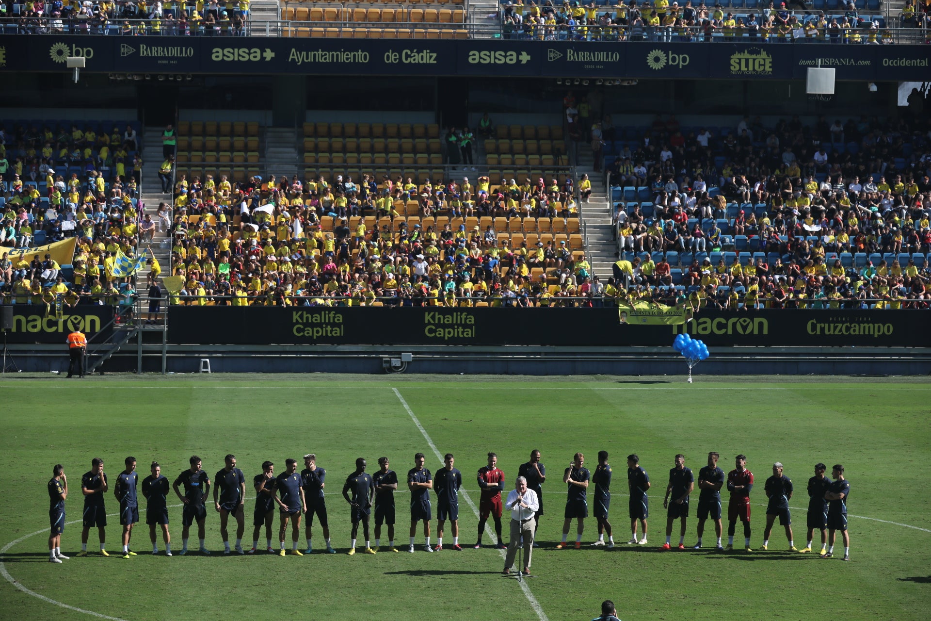 Fotos: la ilusión de los niños llena el Estadio del Cádiz CF
