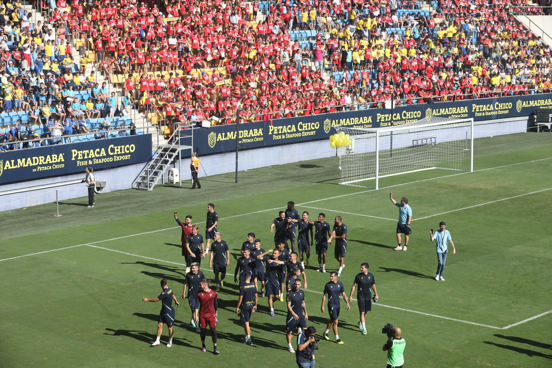 Fotos: la ilusión de los niños llena el Estadio del Cádiz CF