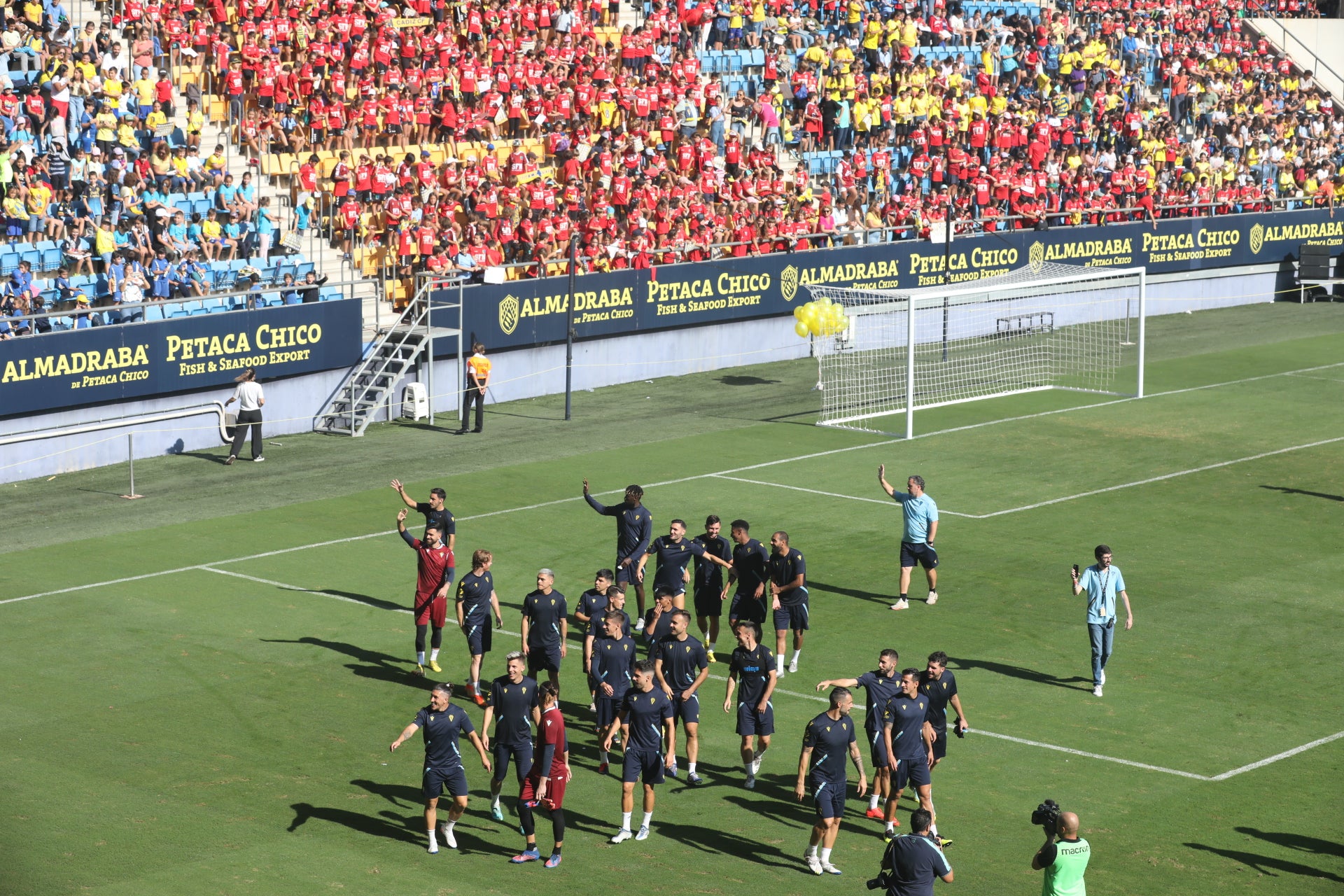 Fotos: la ilusión de los niños llena el Estadio del Cádiz CF