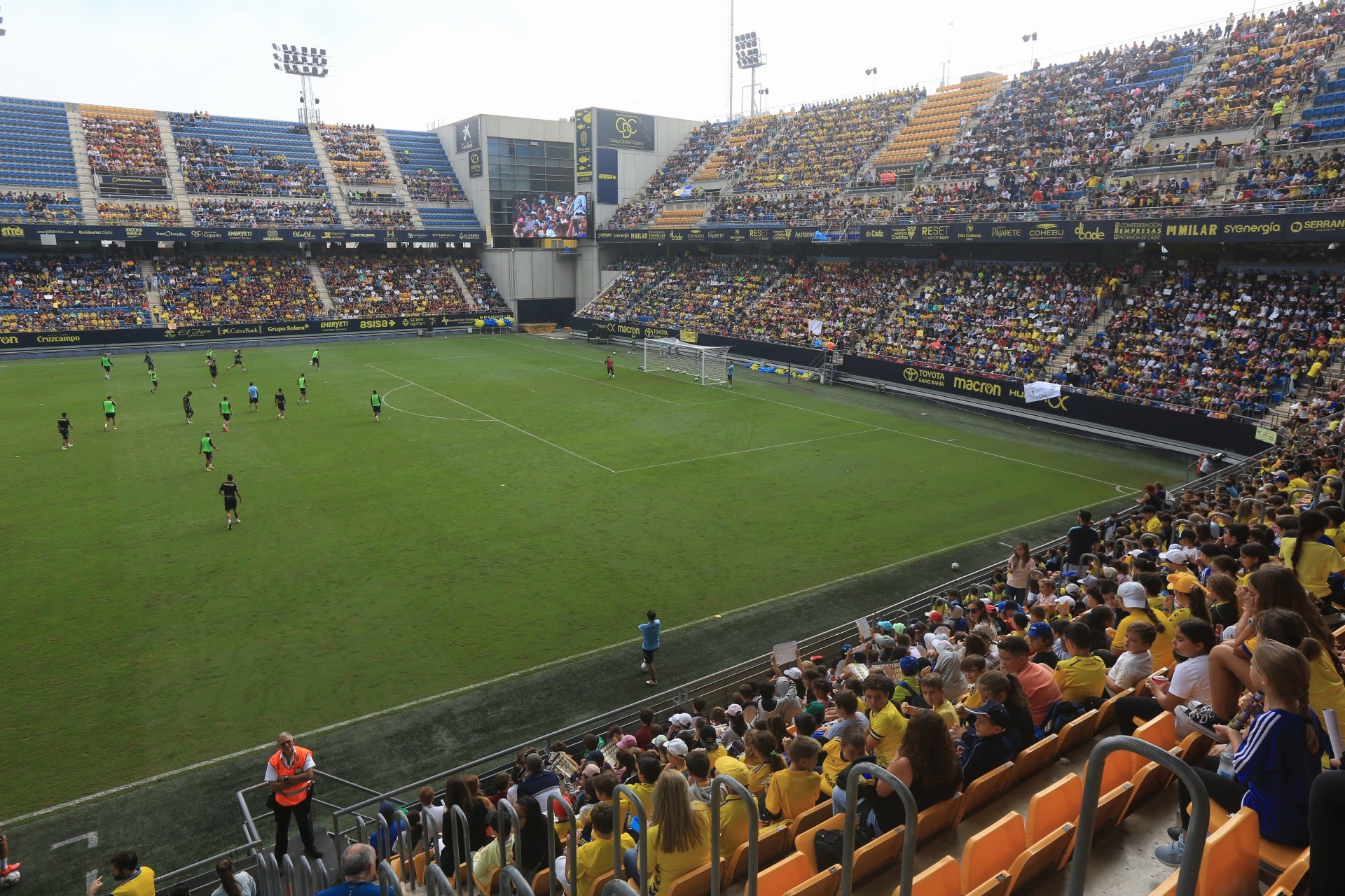 Fotos: la ilusión de los niños llena el Estadio del Cádiz CF
