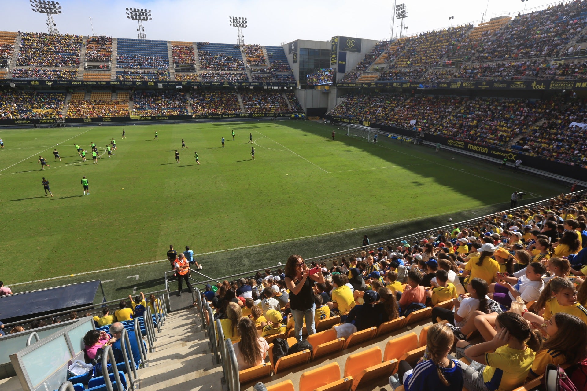 Fotos: la ilusión de los niños llena el Estadio del Cádiz CF