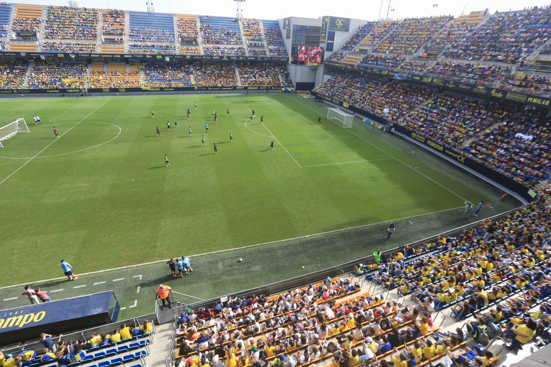 Fotos: la ilusión de los niños llena el Estadio del Cádiz CF