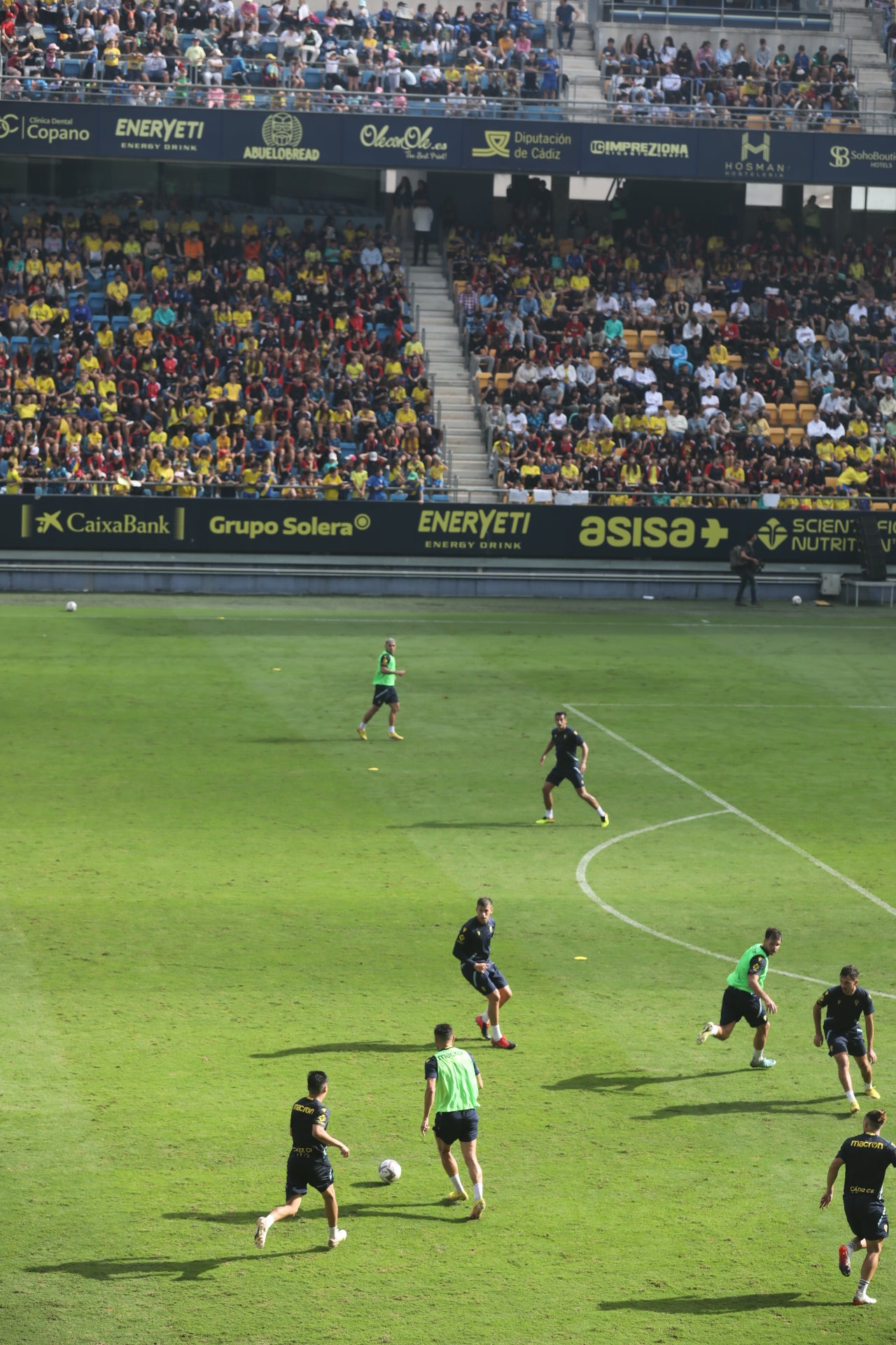Fotos: la ilusión de los niños llena el Estadio del Cádiz CF