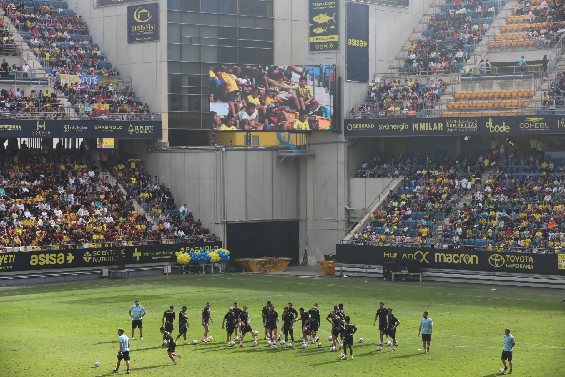Fotos: la ilusión de los niños llena el Estadio del Cádiz CF