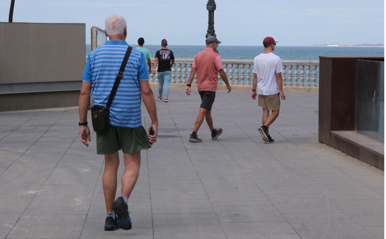 Ciudadanos paseando por Cádiz en pantalón y manga corta a principios de este mes de noviembre.