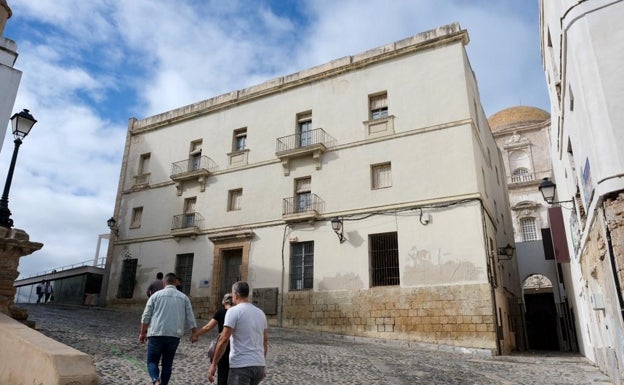 Acceso al yacimiento arqueológico de la Casa del Obispo, en Cádiz.