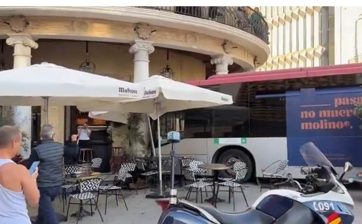 Un autobús se estrella contra la fachada del bar del Gallo Azul.