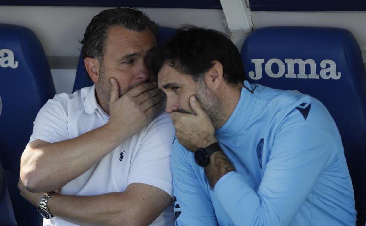 El entrenador del Cádiz CF, Sergio González, en el banquillo.