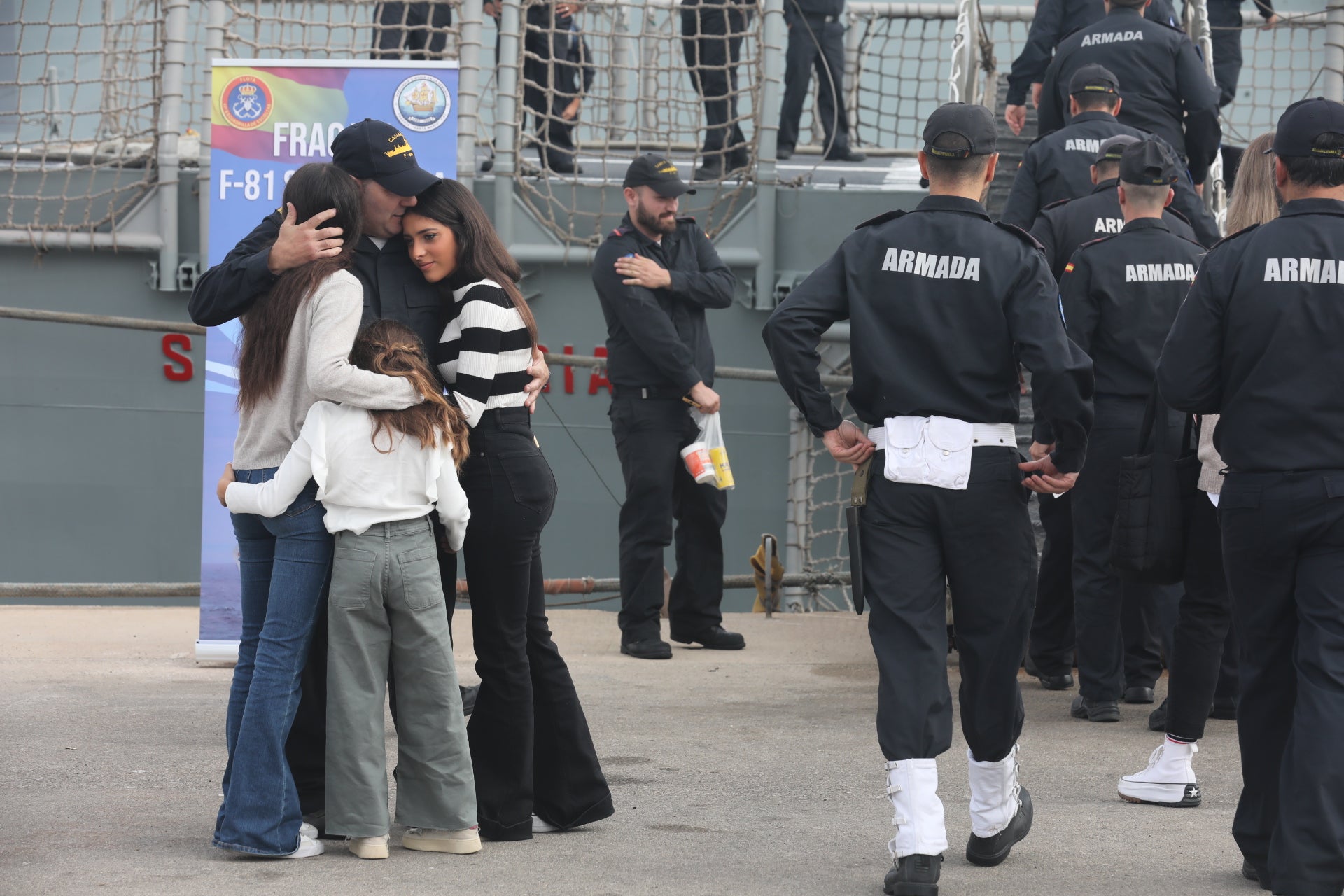 Fotos: La emotiva despedida de la fragata &#039;Santa María&#039; desde Rota