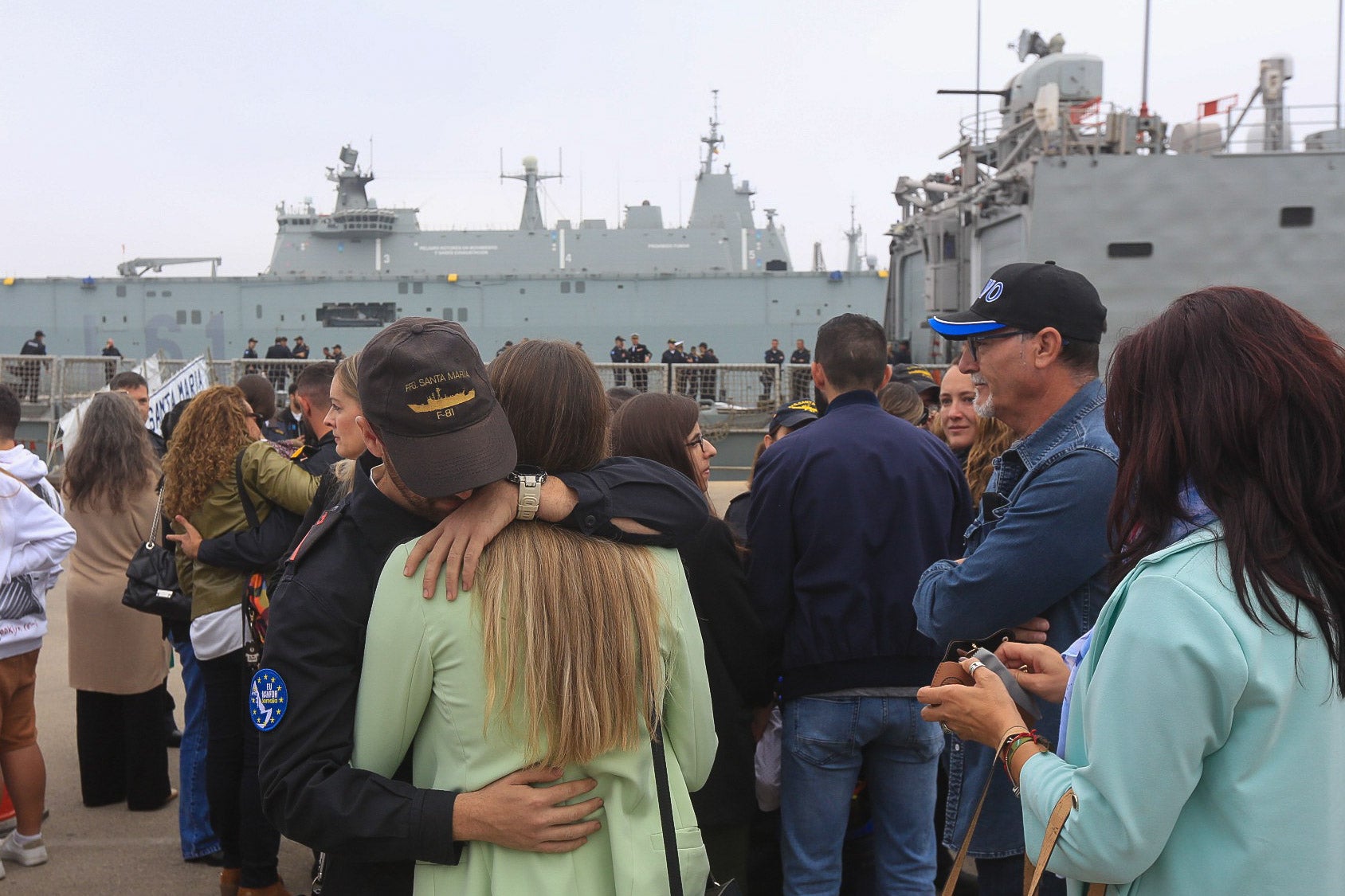 Fotos: La emotiva despedida de la fragata &#039;Santa María&#039; desde Rota