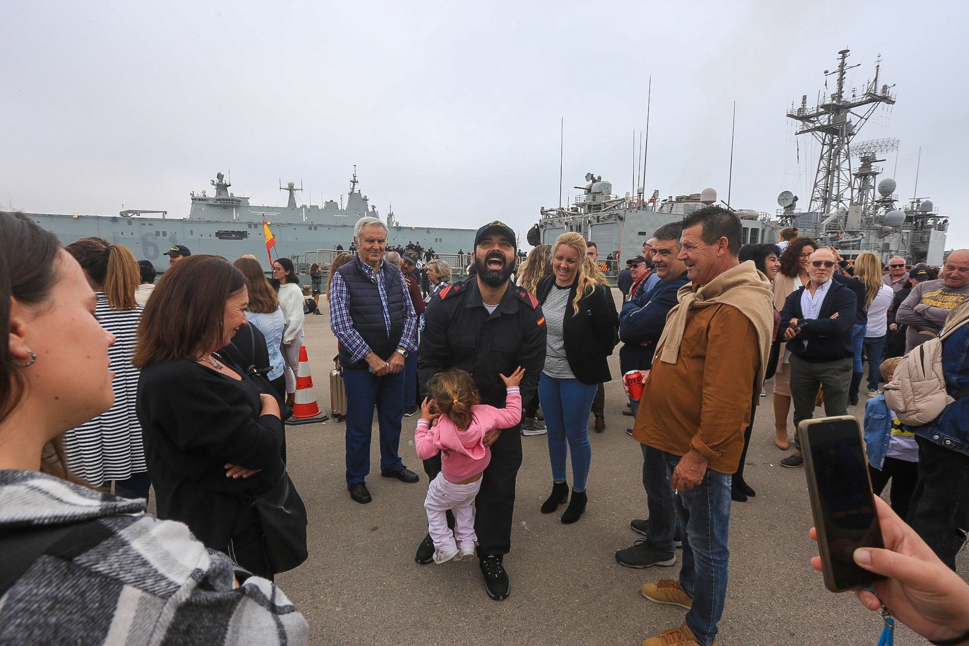 Fotos: La emotiva despedida de la fragata &#039;Santa María&#039; desde Rota