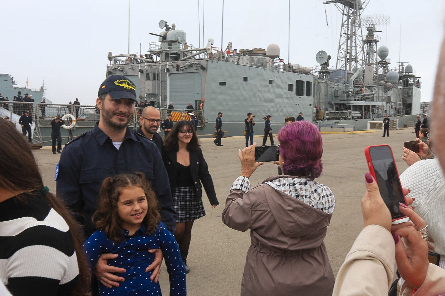 Fotos: La emotiva despedida de la fragata &#039;Santa María&#039; desde Rota