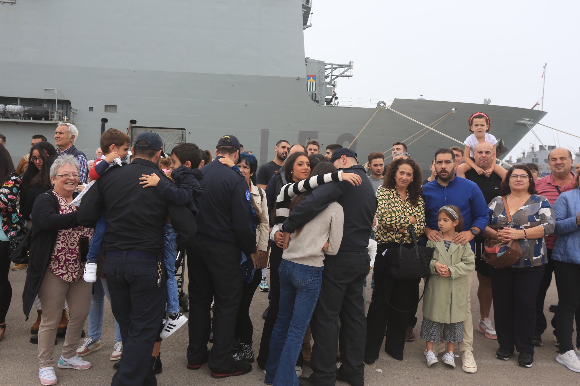 Fotos: La emotiva despedida de la fragata &#039;Santa María&#039; desde Rota