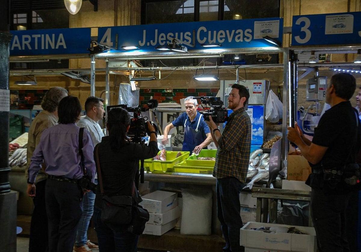 Momento del rodaje de la docuserie en el Mercado de Abastos de Jerez.