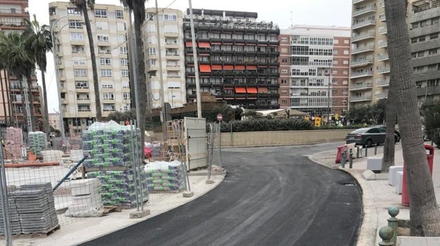 Los vecinos piden que el asfaltado se extienda a toda la glorieta.