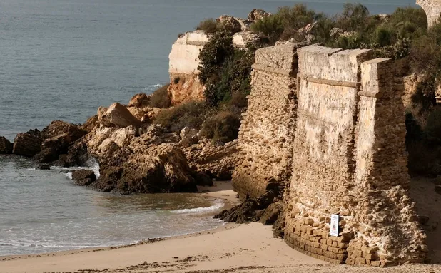 ¿Cuáles son los monumentos de Cádiz incluidos en la Lista Roja de Patrimonio?