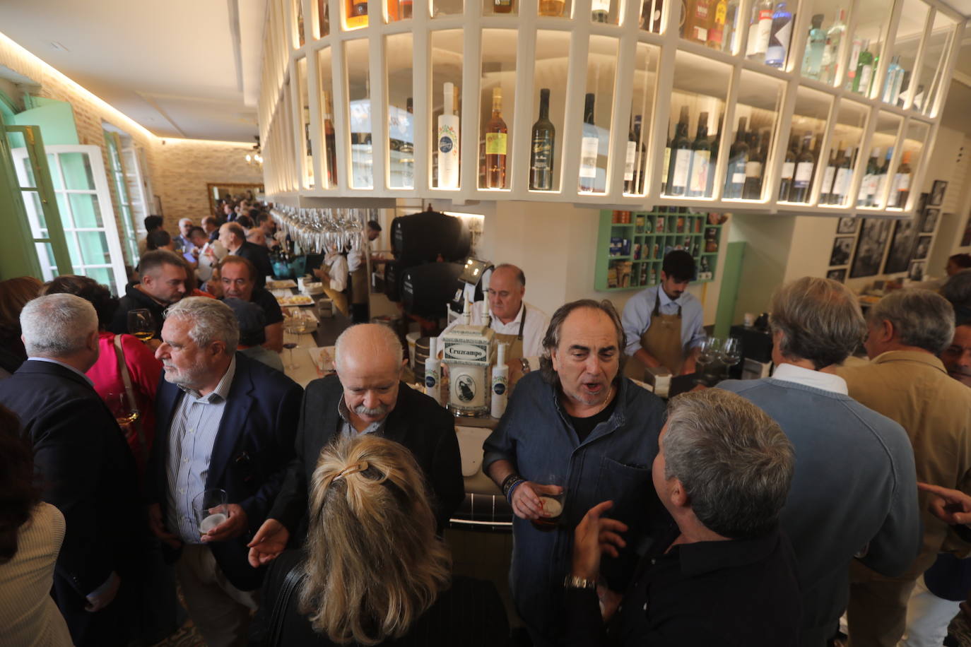 Fotos: El bar Las Banderas renace en Cádiz