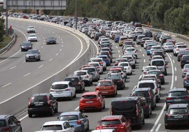 Las lluvias provocan retenciones de más de un kilómetro en el sentido Cádiz