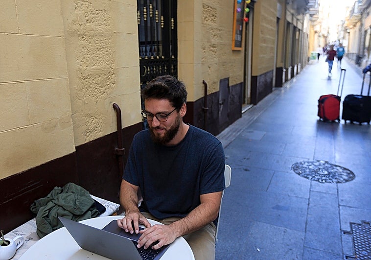 «El futuro de los jóvenes de Cádiz no puede ser abandonar la ciudad para trabajar en Madrid»
