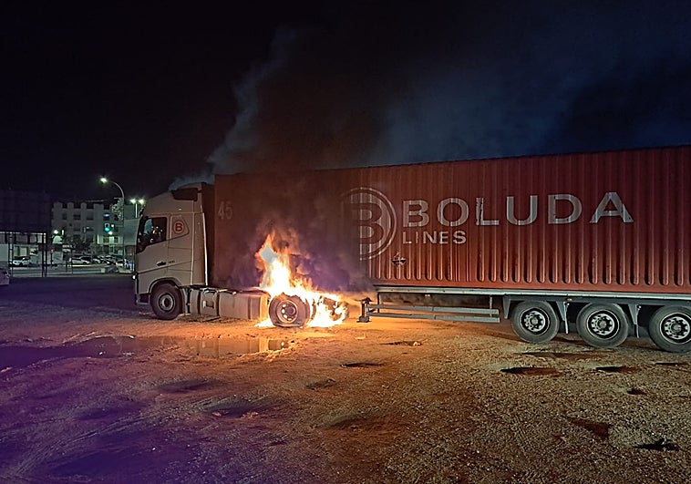 Queman un camión de noche en Chiclana