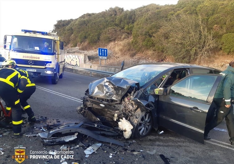 Seis heridos, tres de ellos menores, en un choque frontal entre dos coches en Tarifa