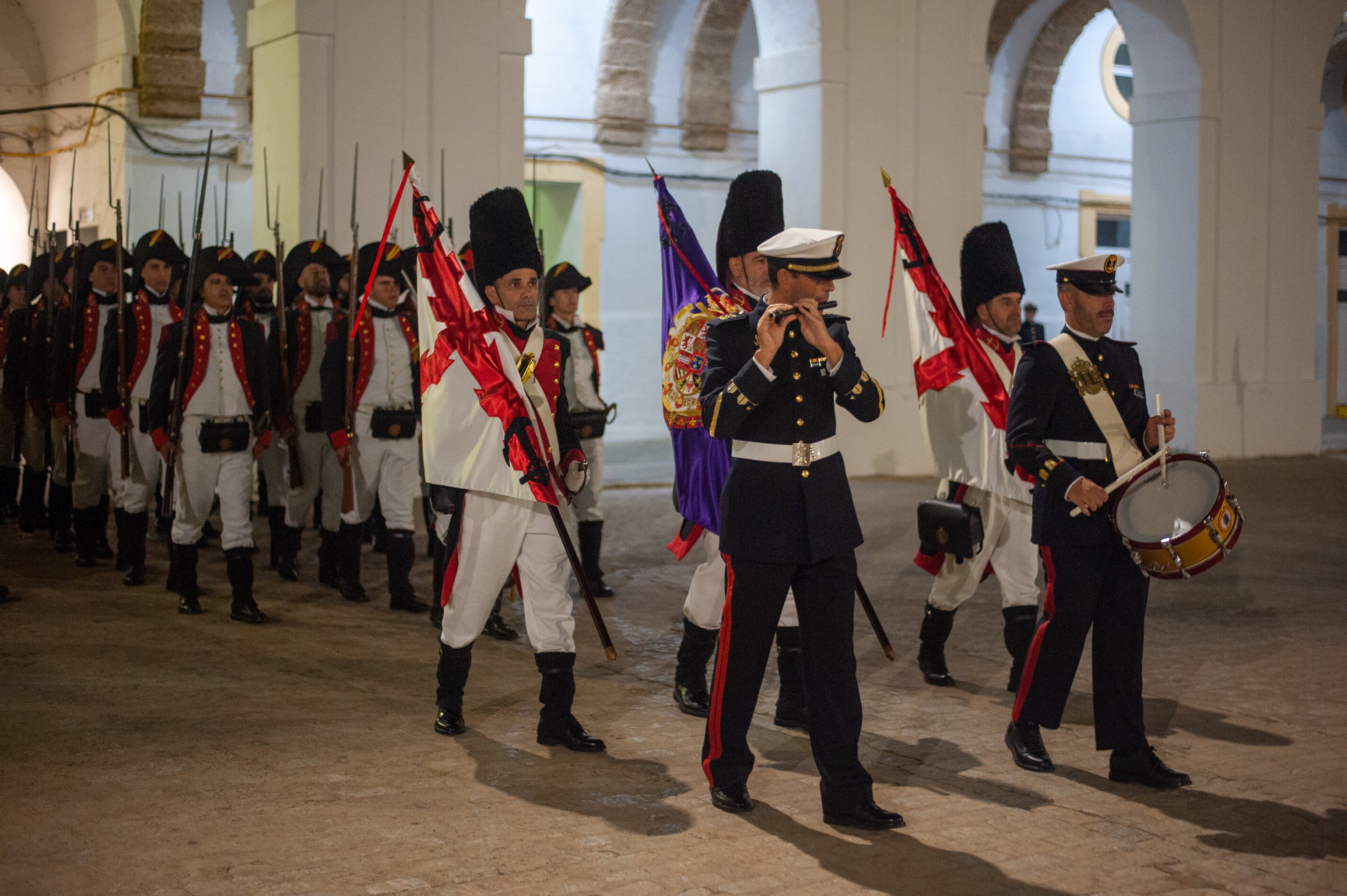 Todas las imágenes del arriado solemne de bandera en el Tercio de Armada de San Fernando