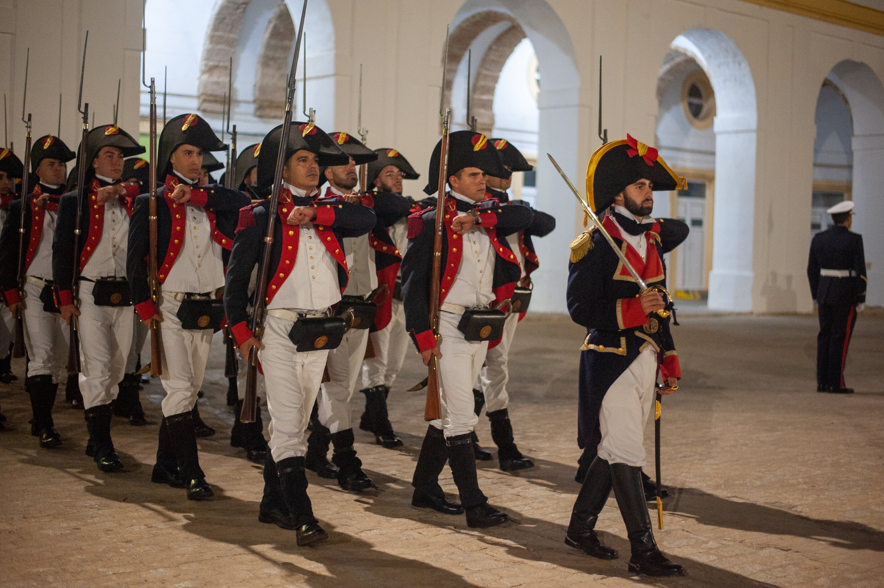 Todas las imágenes del arriado solemne de bandera en el Tercio de Armada de San Fernando