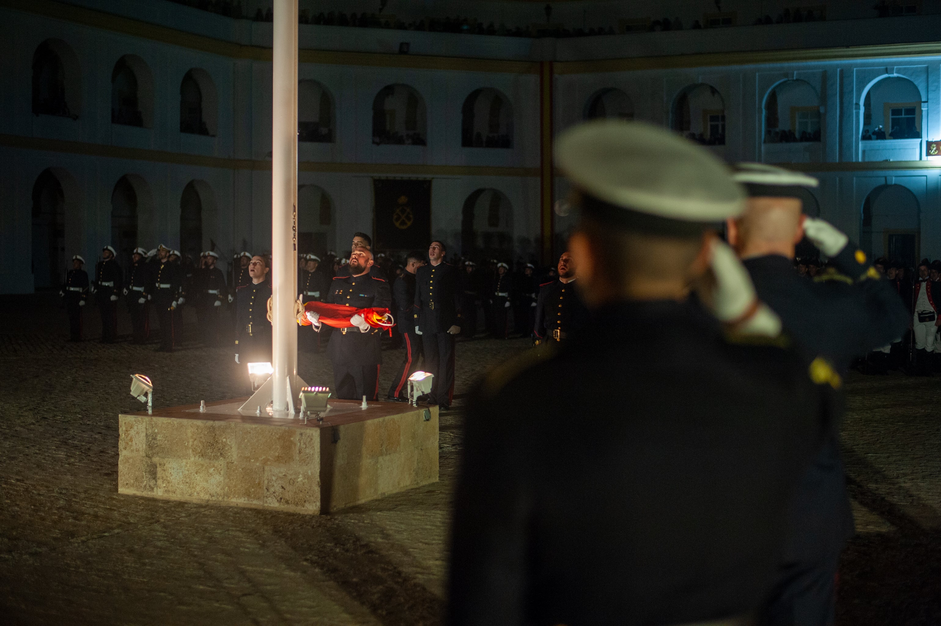 Todas las imágenes del arriado solemne de bandera en el Tercio de Armada de San Fernando