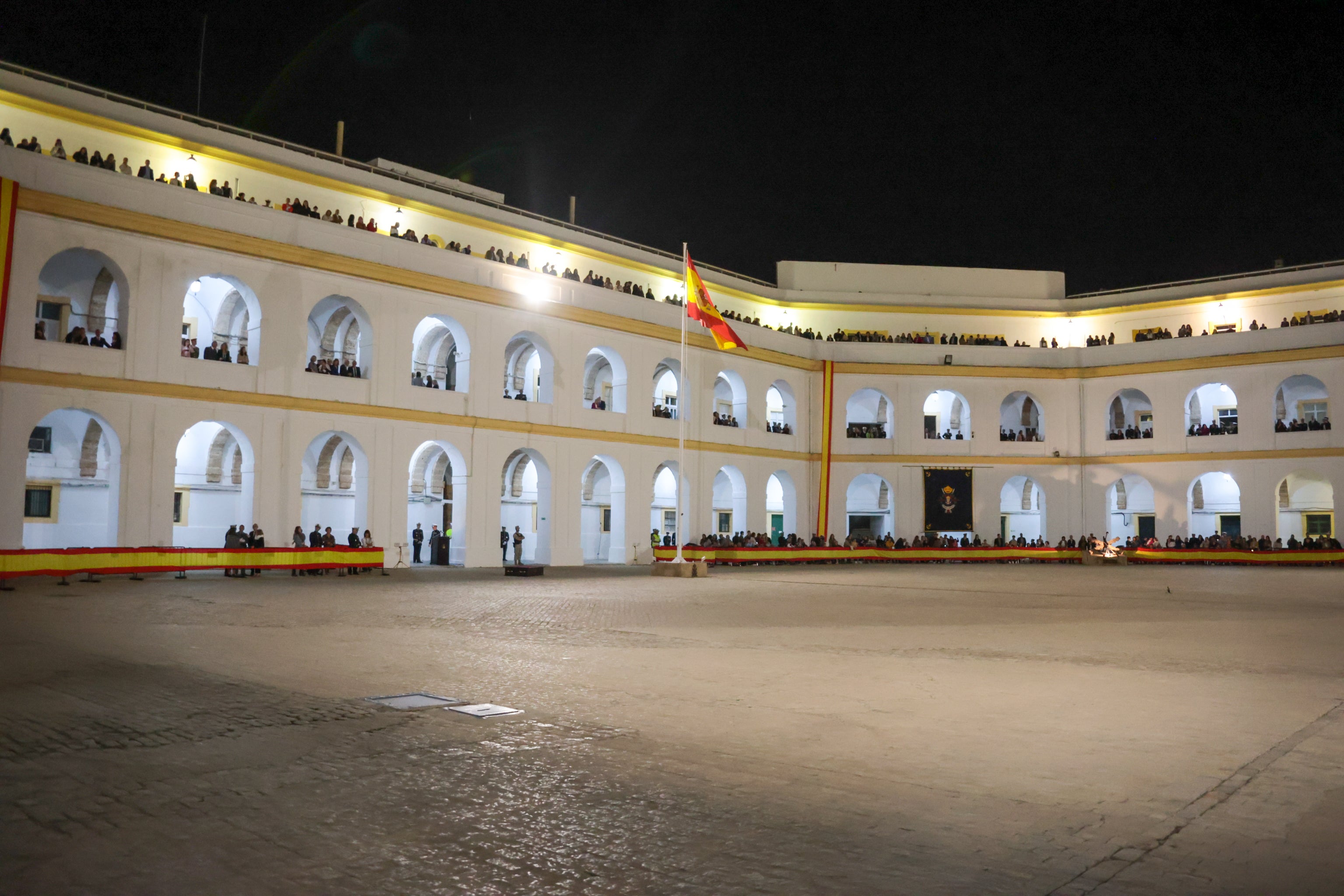 Todas las imágenes del arriado solemne de bandera en el Tercio de Armada de San Fernando