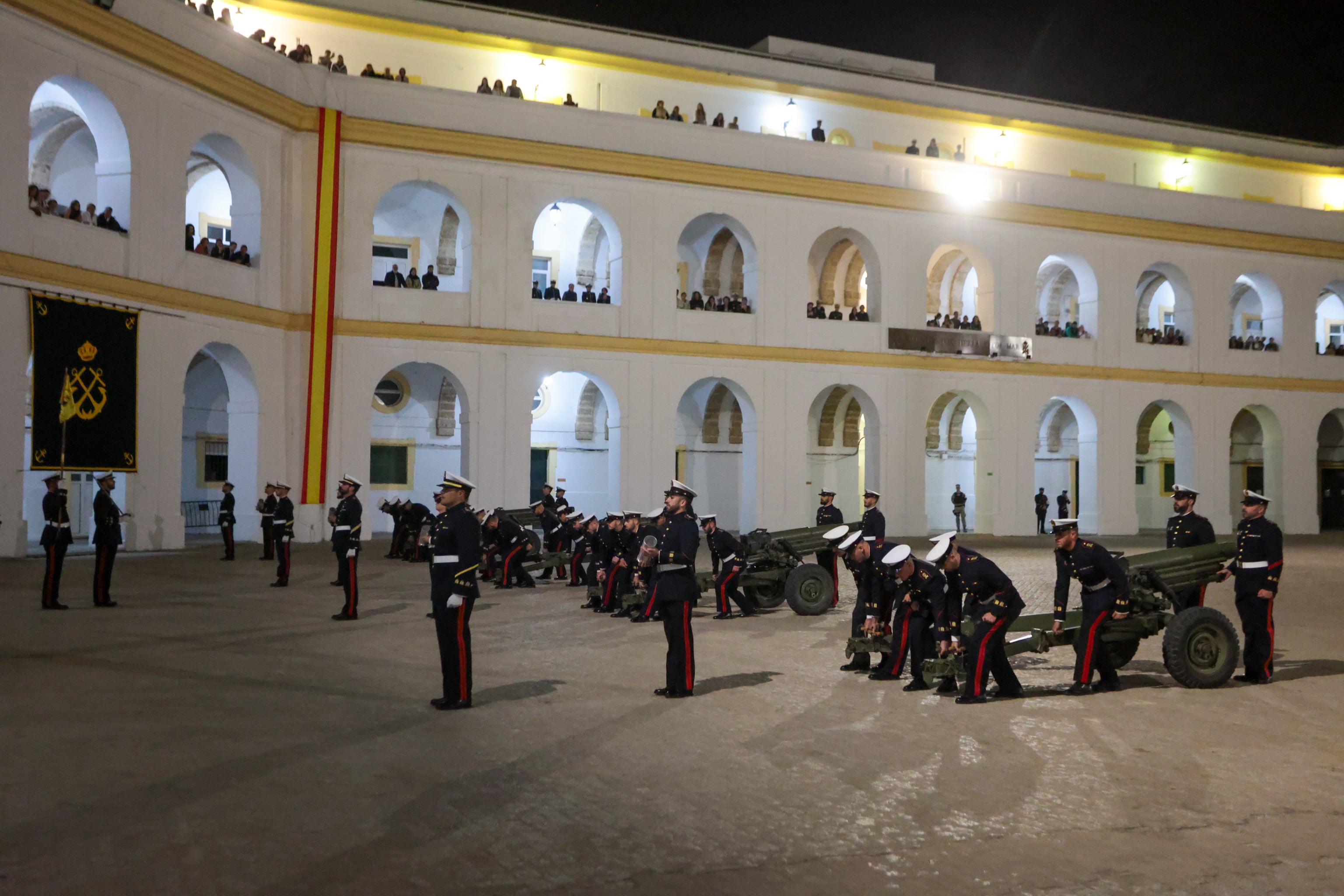 Todas las imágenes del arriado solemne de bandera en el Tercio de Armada de San Fernando