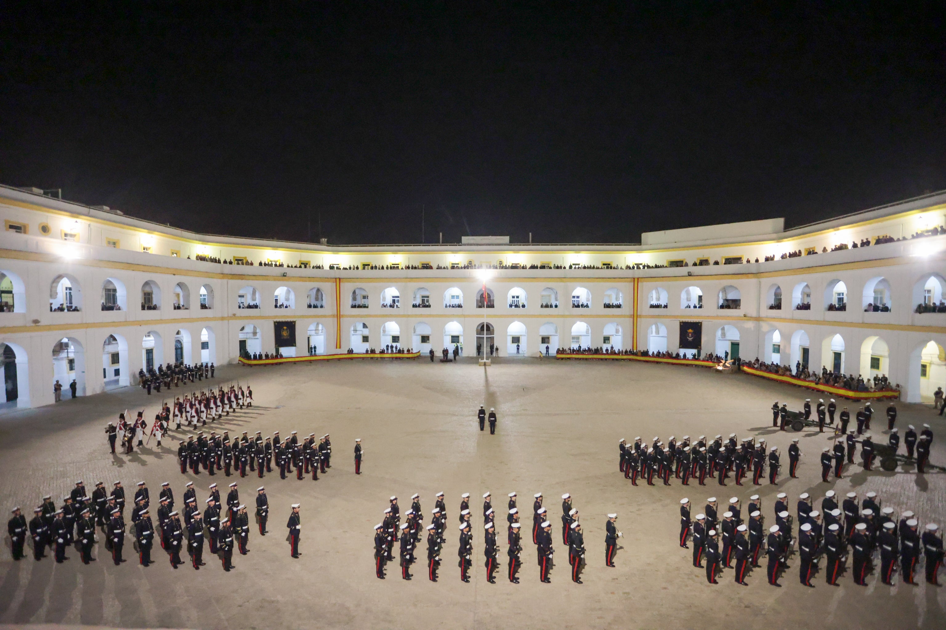 Todas las imágenes del arriado solemne de bandera en el Tercio de Armada de San Fernando