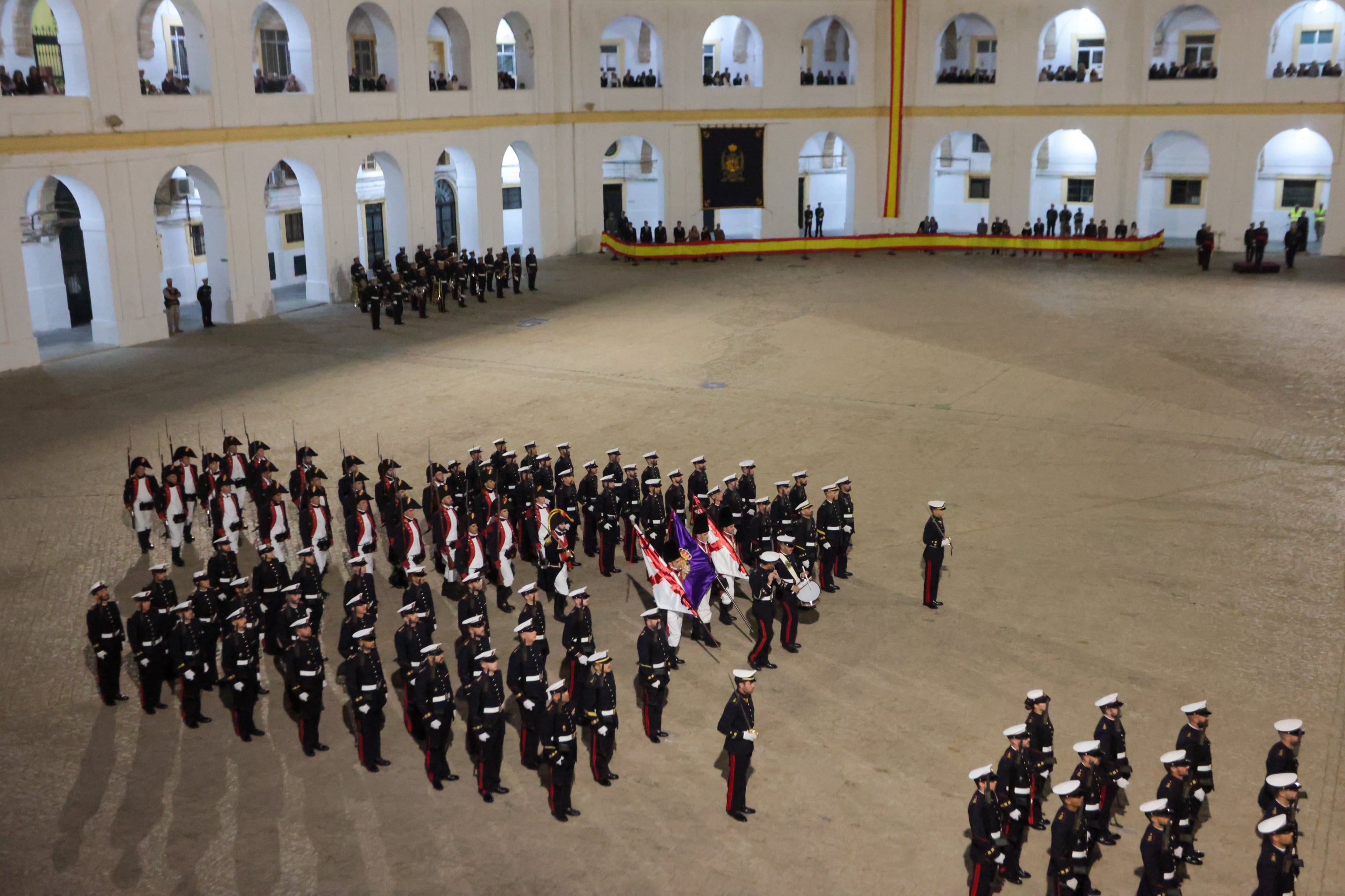 Todas las imágenes del arriado solemne de bandera en el Tercio de Armada de San Fernando