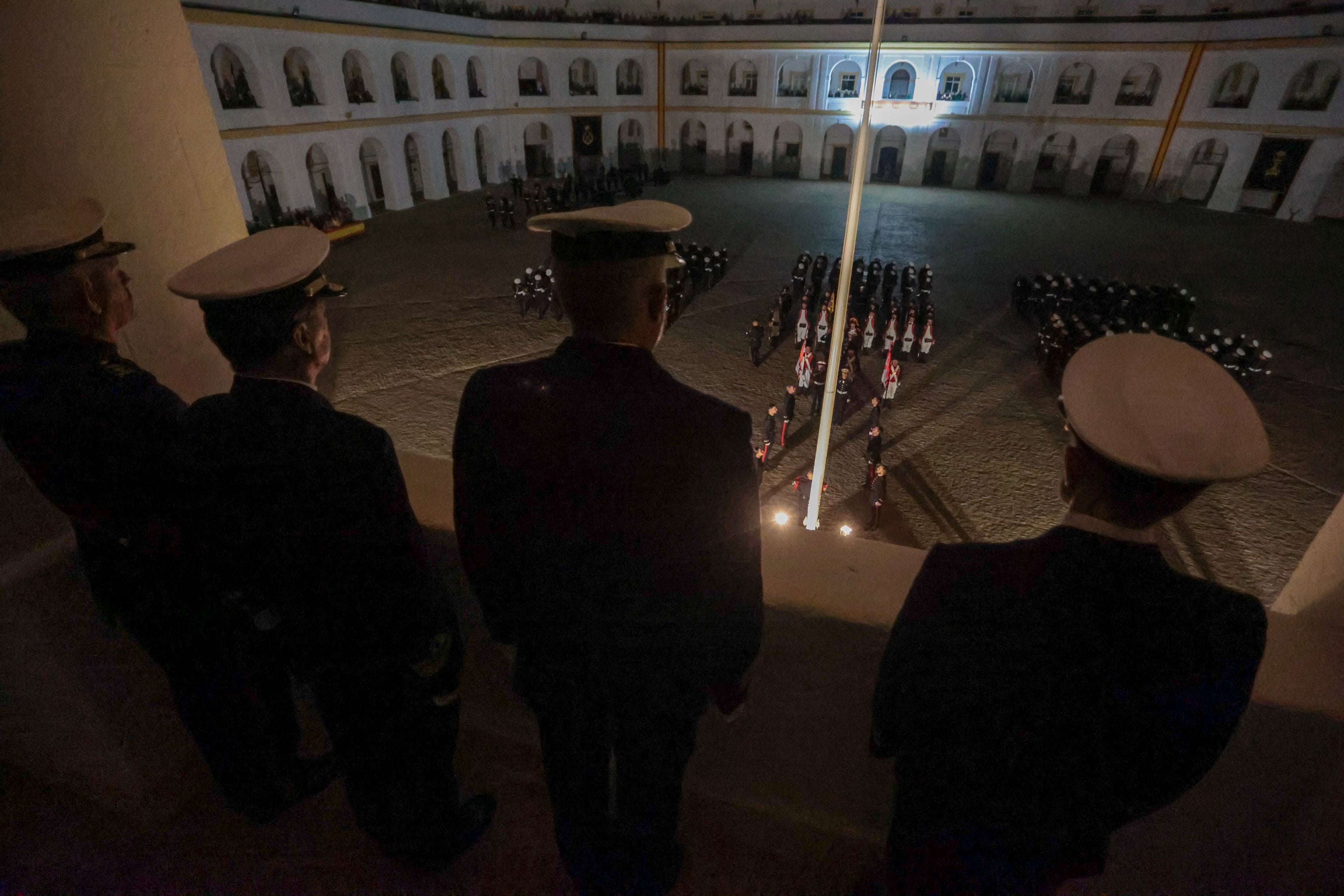 Todas las imágenes del arriado solemne de bandera en el Tercio de Armada de San Fernando