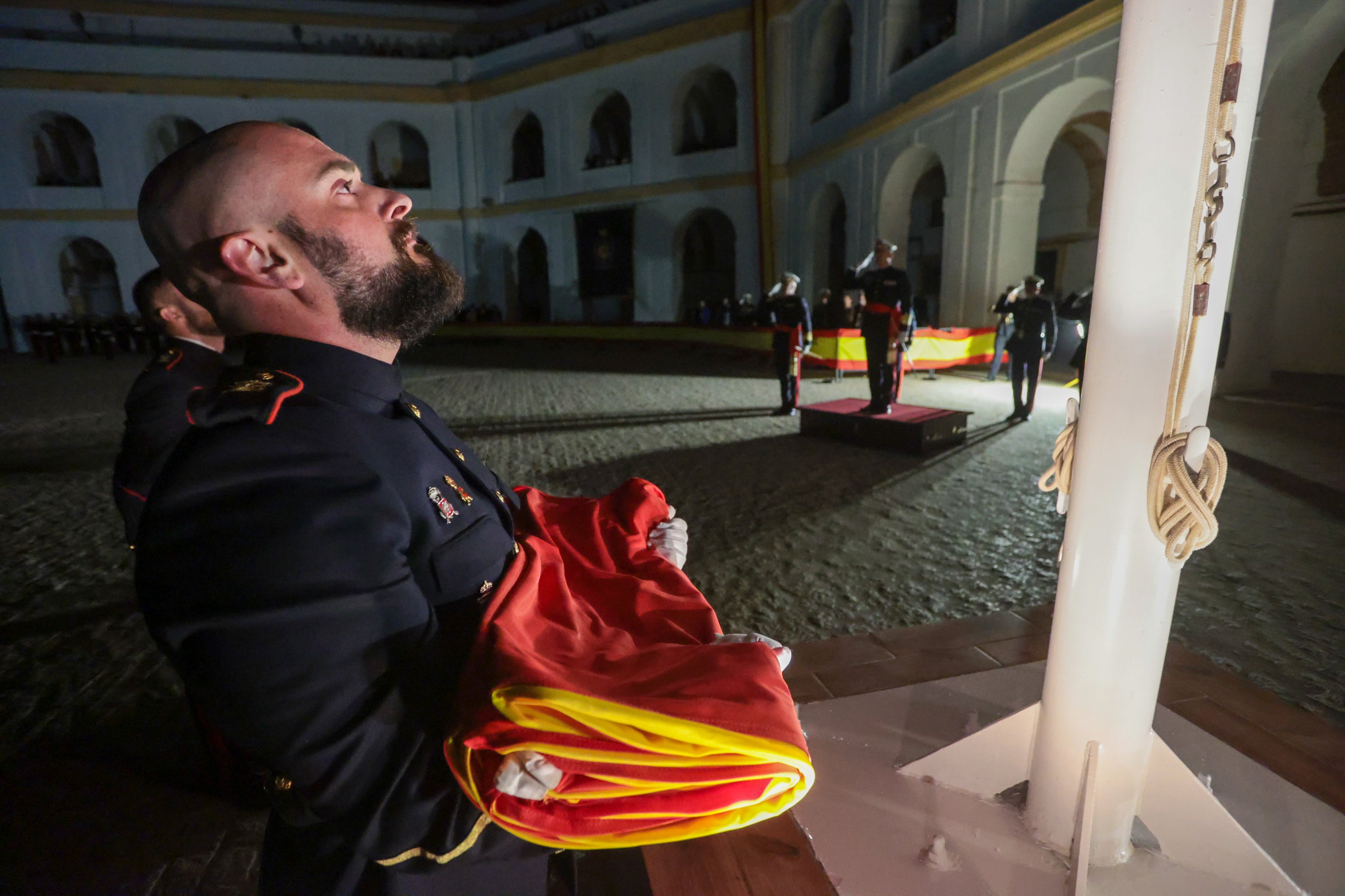 Todas las imágenes del arriado solemne de bandera en el Tercio de Armada de San Fernando