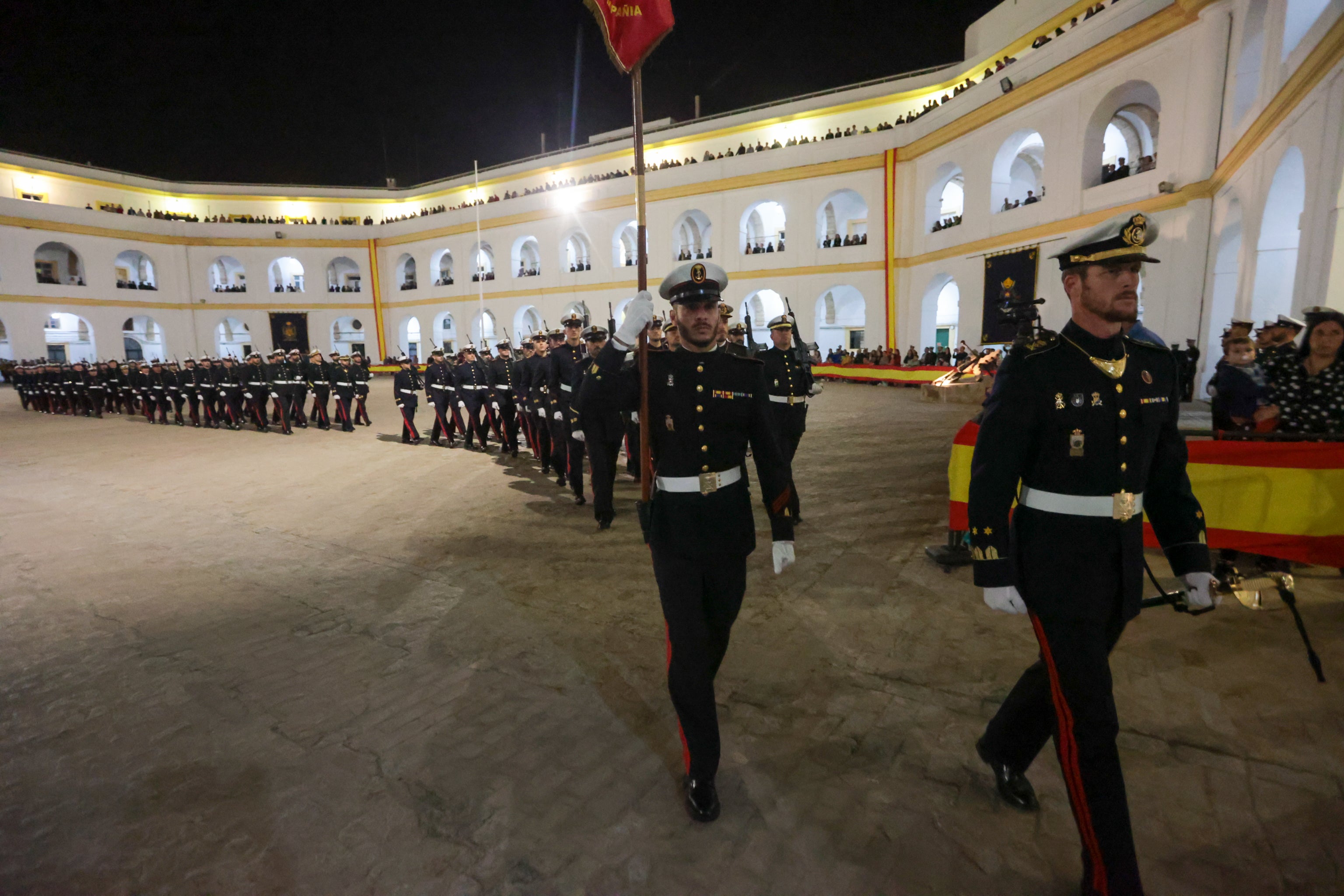 Todas las imágenes del arriado solemne de bandera en el Tercio de Armada de San Fernando