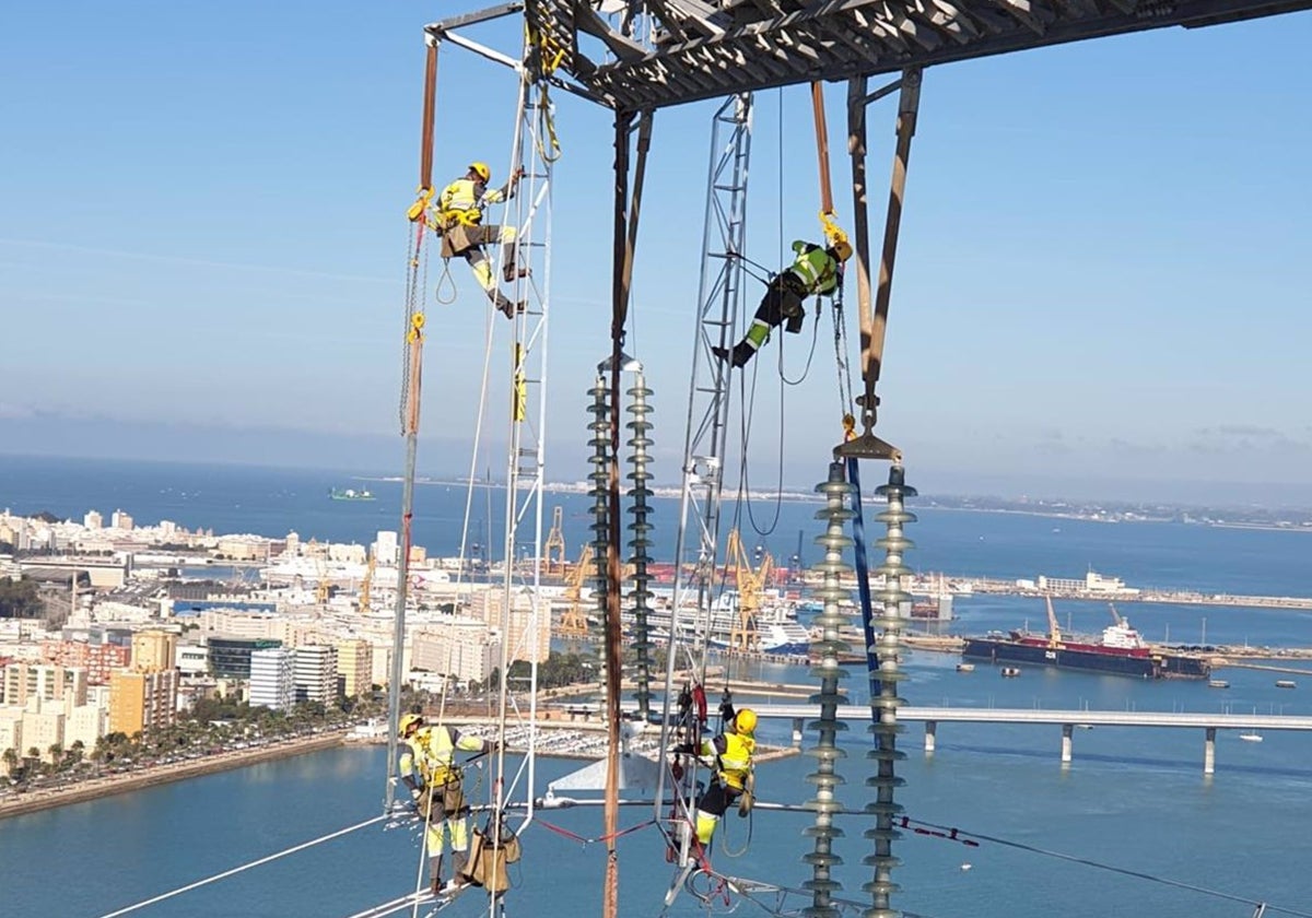 Vista de los trabajos para sustituir el cableado de las torres de la Bahía de Cádiz.