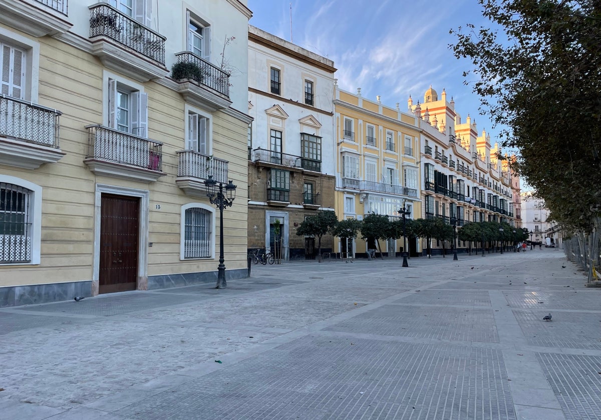 Con la apertura del entorno del monumento de Las Cortes ya en ciernes, la plaza se ha convertido en un remanso mudo que anhela recuperar su vitalidad