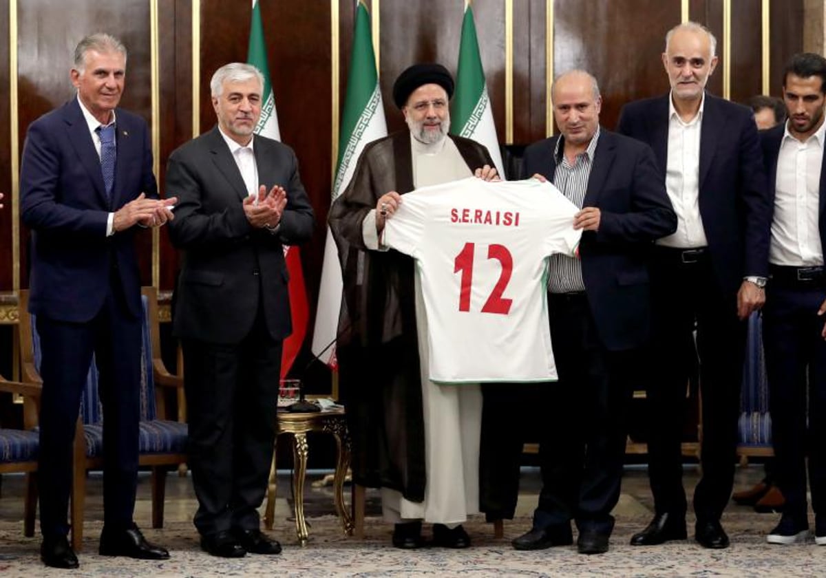 El presidente iraní, con la camiseta, este lunes durante la ceremonia de despedida del equipo que participará en el Mundial de Catar.