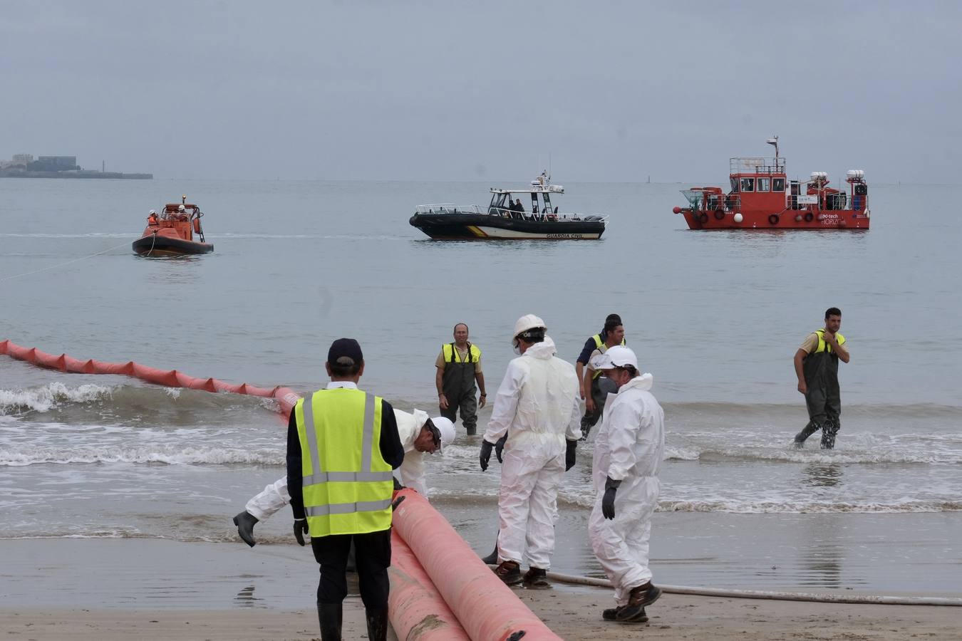 El Puerto se prepara para combatir un vertido de 3.000 toneladas de fueloil