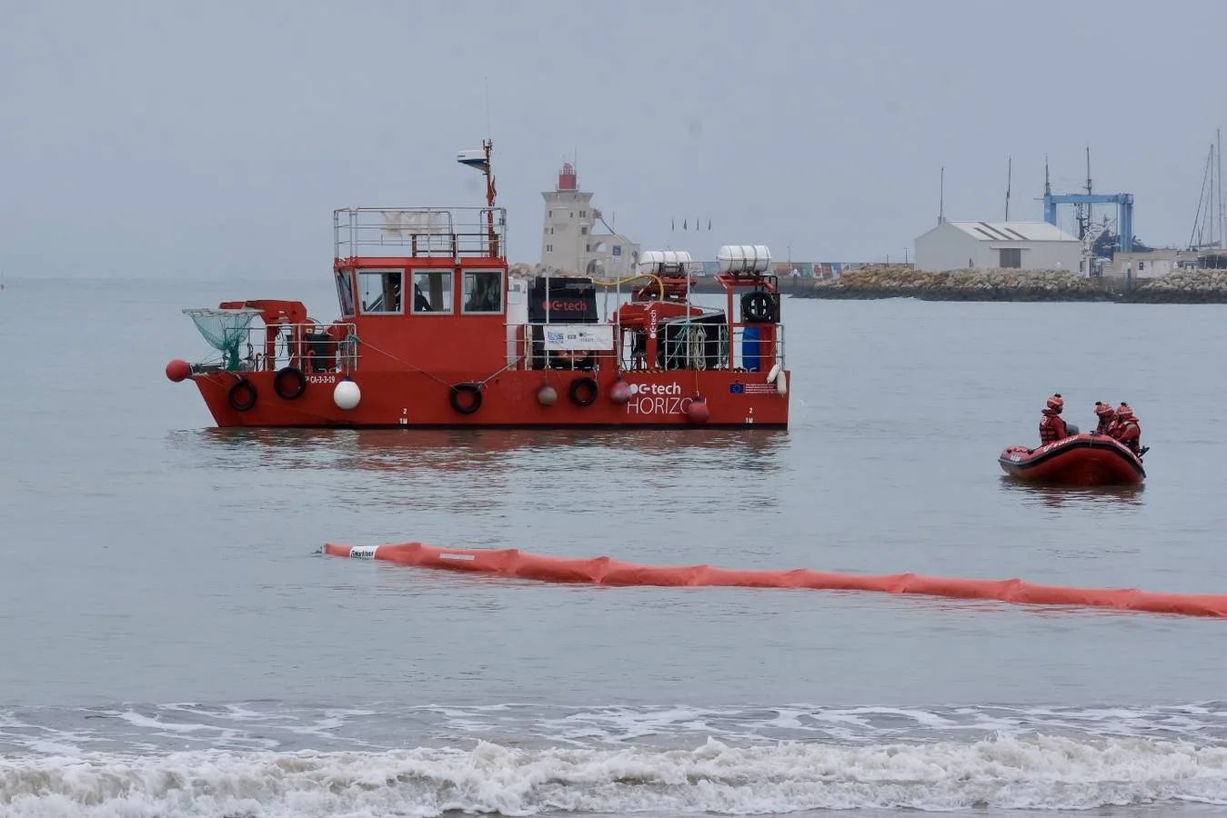 El Puerto se prepara para combatir un vertido de 3.000 toneladas de fueloil