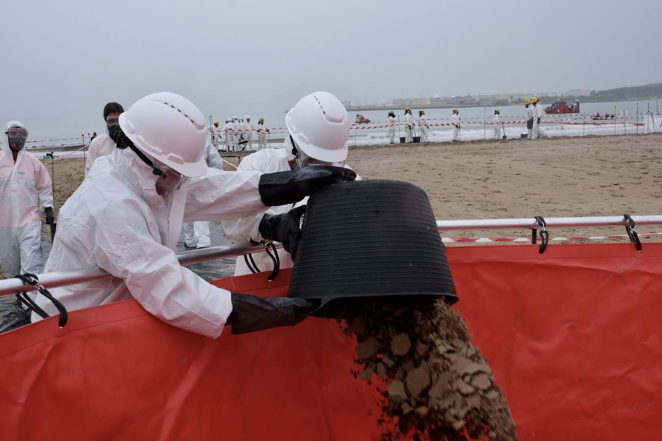 El Puerto se prepara para combatir un vertido de 3.000 toneladas de fueloil