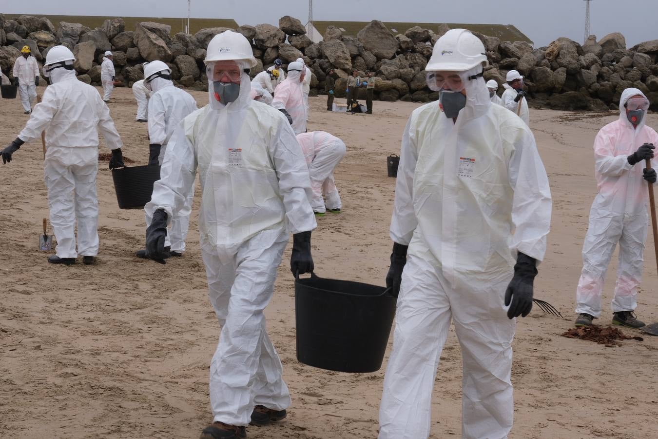 El Puerto se prepara para combatir un vertido de 3.000 toneladas de fueloil